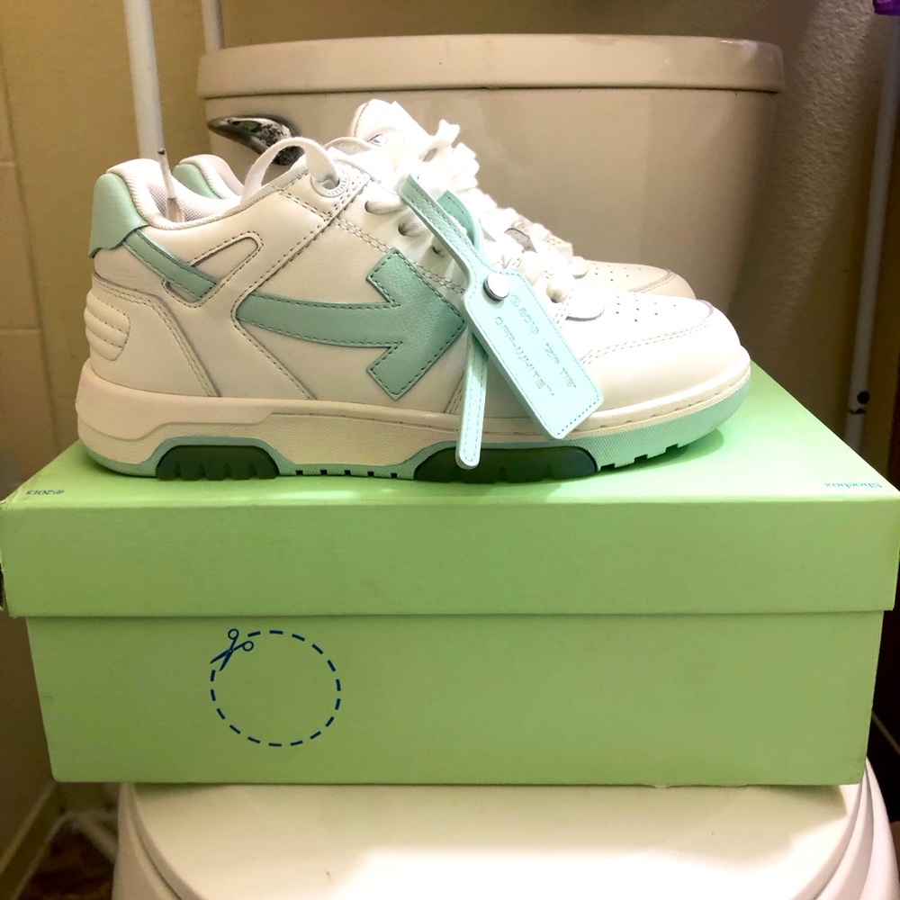 Off white sneaker